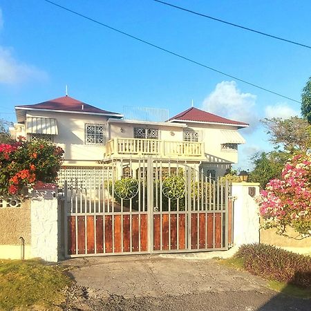 Castlevue B&B Teluk Montego Bagian luar foto