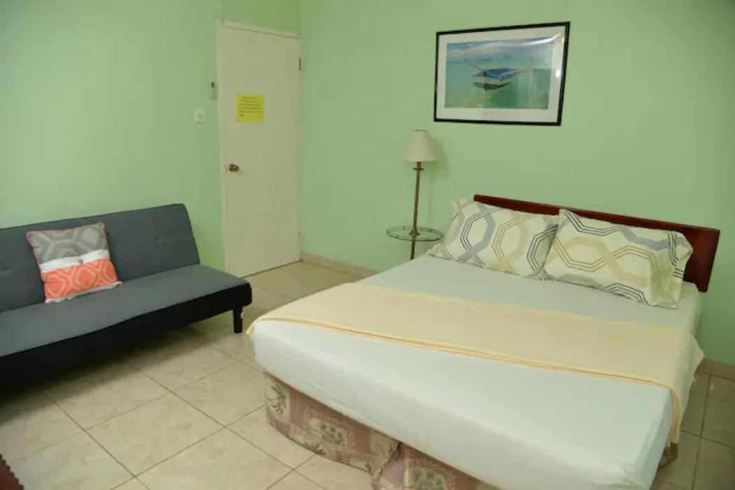 Castlevue B&B Teluk Montego Bagian luar foto