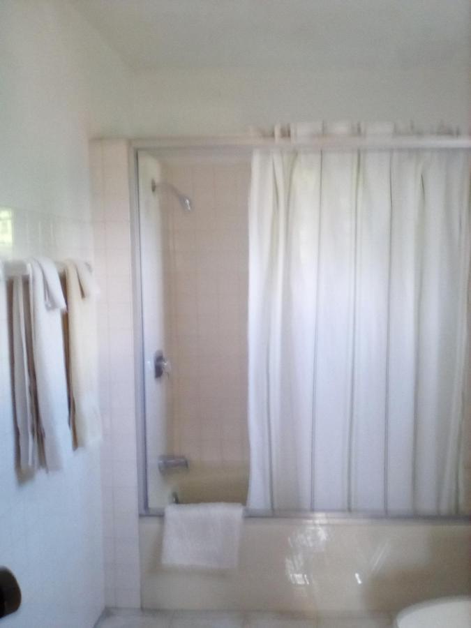 Castlevue B&B Teluk Montego Bagian luar foto