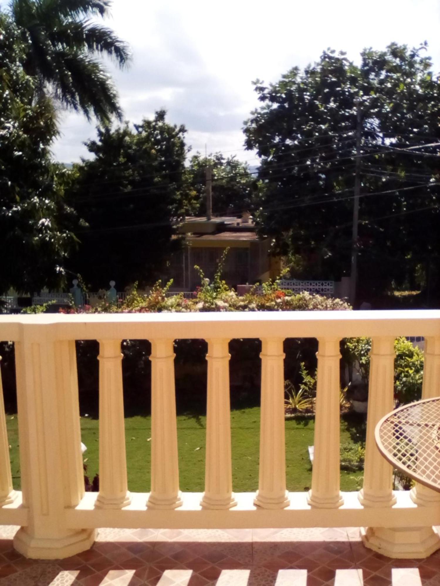 Castlevue B&B Teluk Montego Bagian luar foto